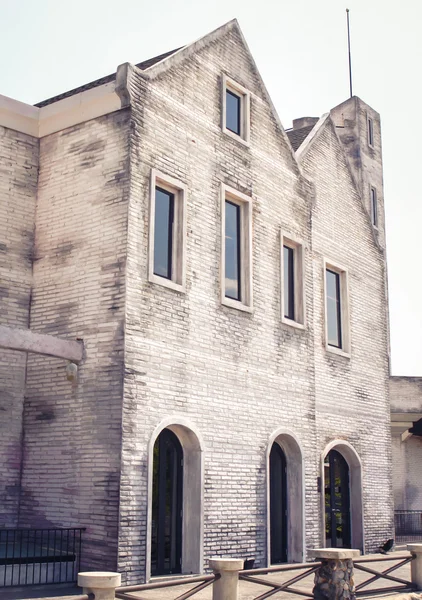 Edifício cinza velho — Fotografia de Stock