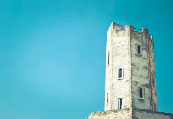 Antiguo faro con cielo — Foto de Stock