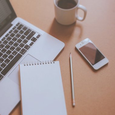 Defter ve laptop ile akıllı telefon