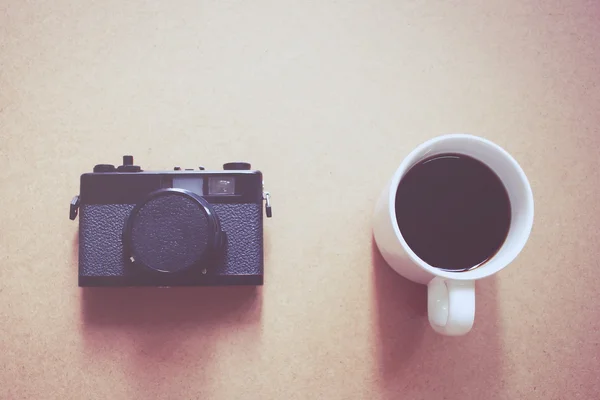 Vintage film camera and black coffee — Stock Photo, Image