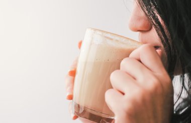 kadın içme sıcak latte