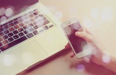 Akıllı telefon kullanan el