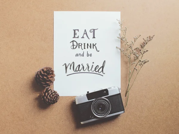 Comer bebida e ser cotação casada — Fotografia de Stock