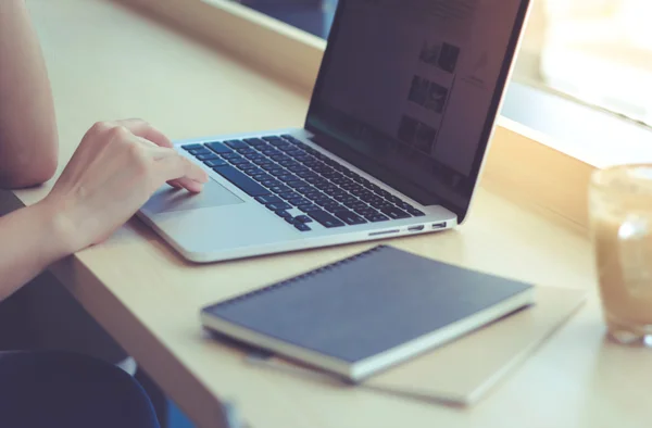 Mão da mulher usando laptop — Fotografia de Stock