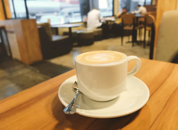 Горячий кофе на столе — стоковое фото