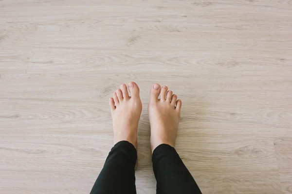 Selfie de pies desnudos en suelo de madera —  Fotos de Stock