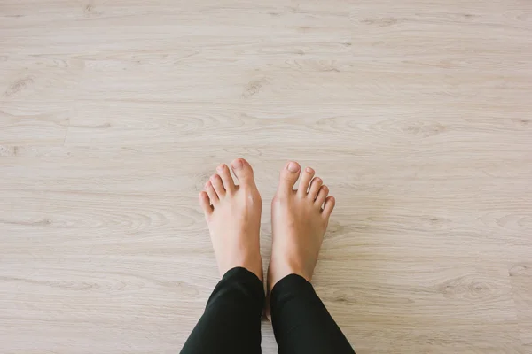 Selfie de pies desnudos en suelo de madera —  Fotos de Stock
