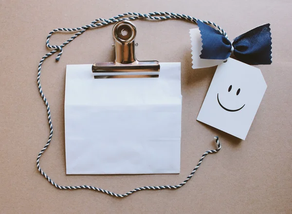 Saco de papel de presente branco com cartão — Fotografia de Stock