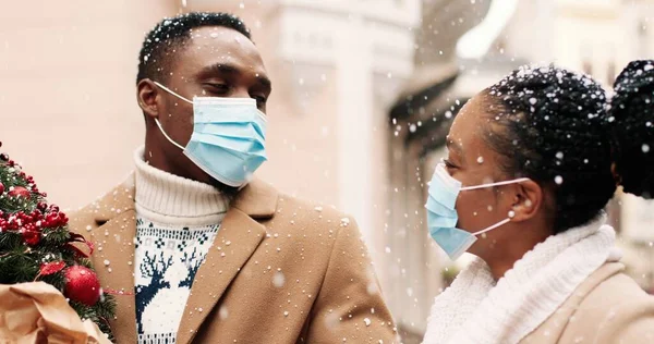 Detailní Portrét Šťastné Afroamerické Rodiny Maskách Stojící Ulici Zimním Městě — Stock fotografie