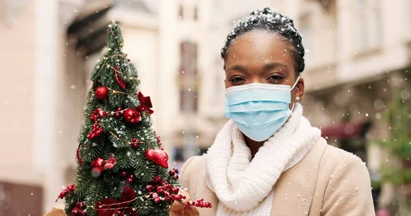 Primer Plano Retrato Mujer Alegre Afroamericana Máscara Médica Pie Ciudad —  Fotos de Stock