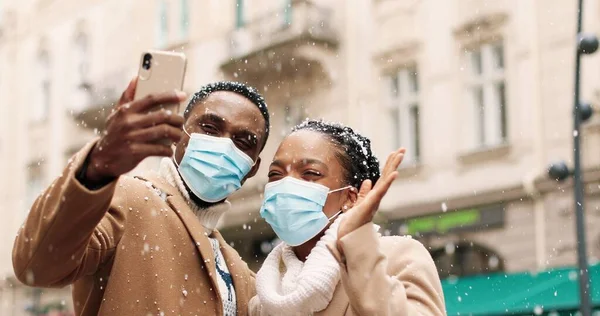 Ritratto Ravvicinato Famiglia Felice Che Rivolge Video Smartphone Strada Nevosa — Foto Stock