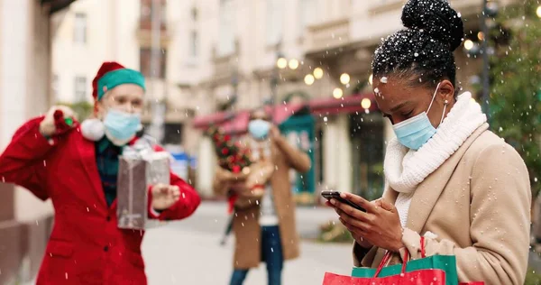 Veselý Druh Běloch Santa Claus Taškou Plnou Dárků Dává Zabalenou — Stock fotografie