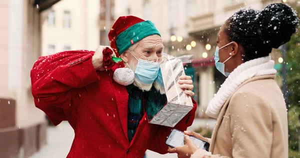 Veselý Druh Běloch Santa Claus Taškou Plnou Dárků Dává Zabalenou — Stock fotografie