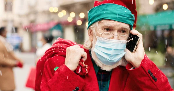 Primer Plano Retrato Santa Claus Máscara Gafas Llamando Teléfono Celular —  Fotos de Stock