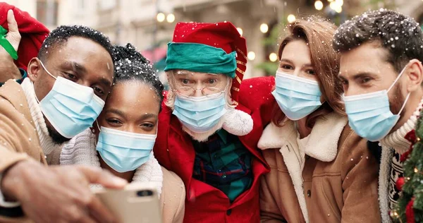 Der Alte Weihnachtsmann Umarmt Junge Afroamerikaner Und Kaukasier Masken Während — Stockfoto