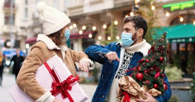 Maskeli beyaz bir kadının portresi Noel hediyesi ile süslenmiş caddede akıllı telefondan mesaj atıyor ve erkek arkadaşıyla buluşuyor. Erkek ve dişi çift yeni yıl arifesinde dışarıda konuşuyorlar. Tatil kavramı