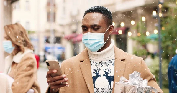 Nahaufnahme Porträt Eines Jungen Afroamerikaners Mit Maske Der Einer Überfüllten — Stockfoto