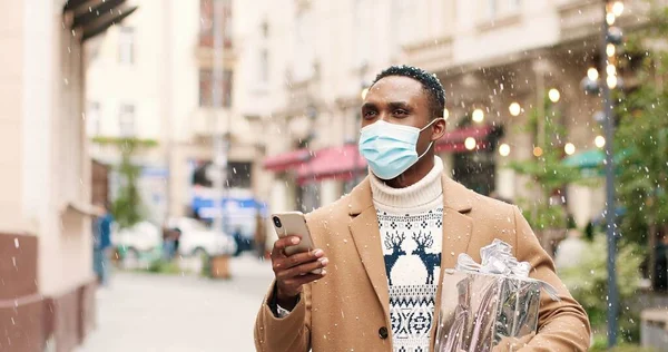 Primer Plano Retrato Joven Afroamericano Enmascarado Pie Concurrida Ciudad Navidad —  Fotos de Stock