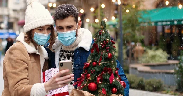 Närbild Porträtt Kaukasiska Glada Par Masker Dekorerad Stad Med Julklappar — Stockfoto