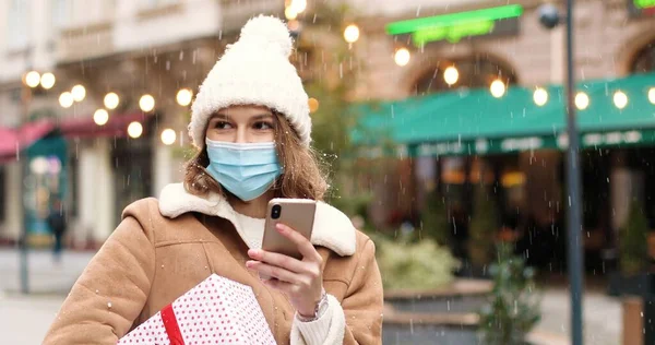 Ritratto Ravvicinato Giovane Bella Donna Maschera Piedi Nella Città Affollata — Foto Stock