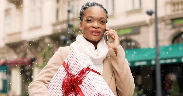 Krásná Mladá Šťastná Afroameričanka Stojící Zimním Městě Která Povídá Smartphonu — Stock fotografie