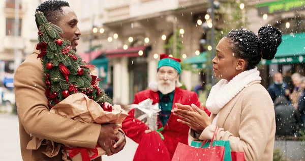 Portrét Šťastný Afroameričan Muž Žena Vánočními Dárky Stojící Ulici Chatování — Stock fotografie
