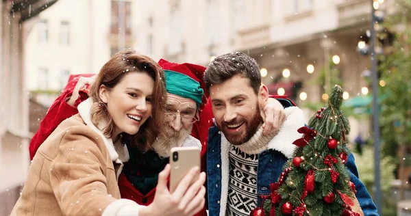 Detailní Portrét Šťastné Bělošky Muže Stojící Santa Clausem Fotografující Selfie — Stock fotografie