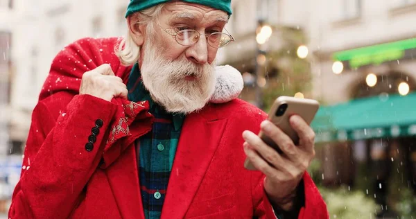Velho Homem Caucasiano Engraçado Óculos Traje Papai Noel Com Saco — Fotografia de Stock