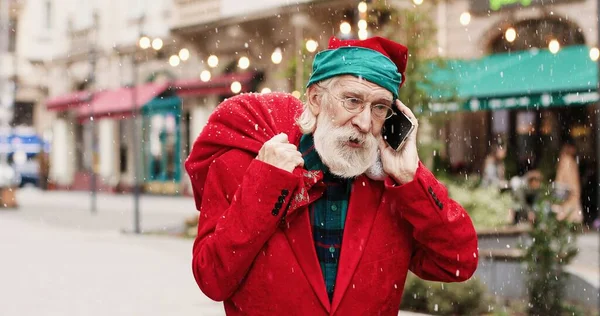 Velho Homem Caucasiano Engraçado Óculos Traje Papai Noel Com Saco — Fotografia de Stock