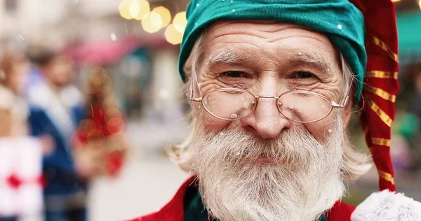 Close Papai Noel Cabelos Grisalhos Óculos Olhando Para Câmera Gentilmente — Fotografia de Stock