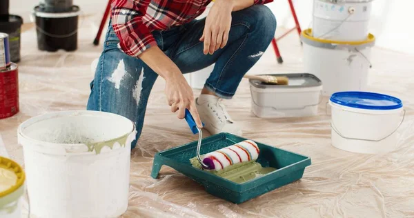 Joven hermosa mujer blanca alegre de buen humor preparando pintura para pintar paredes en nuevo apartamento y renovar el hogar. Mujer trabajando sala de rediseño interior. Reparación. Concepto de primer plano — Foto de Stock