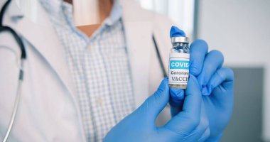 Korunaklı üniforma uzmanı Coronavirus aşısı, covid-19 aşısı, virüs tedavisi, sağlık hizmetleri,