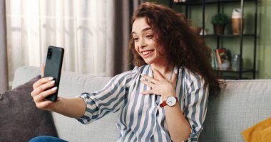 Mutlu beyaz kadın portresi evde akıllı telefondan duygusal olarak olumlu konuşan, blog sosyal ağ etkileyicisi için video kaydeden, blog yazarı konsepti