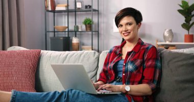 Rahat koltukta dinlenen ve kameraya bakarken dizüstü bilgisayar kullanan, tatmin olmuş beyaz bir kadın. Sosyal ağda arkadaşlarıyla sohbet eden, hafta sonunu tembelce geçiren, film izleyen mutlu bir kız.