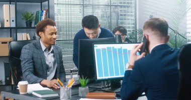 Şirket, ofiste melez işçiler çalıştırıyor. Asyalı ve Afrikalı Amerikalı çalışanlar dolapta bilgisayar başında yazı yazarken akıllı telefondan konuşan bir adam. İş konsepti