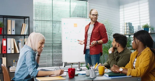 Jovem grupo multinacional de trabalhadores de escritório está brainstorming e à procura de solução para o problema. Trabalho em equipe na empresa moderna. — Fotografia de Stock