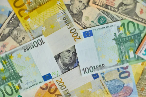 Geld. Euro-Bargeld und US-Dollar-Banknoten. — Stockfoto