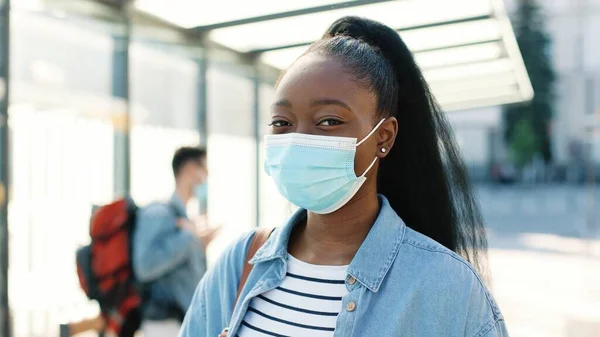 Närbild Porträtt Glad Ung Glad Afroamerikansk Kvinna Medicinsk Mask Står — Stockfoto