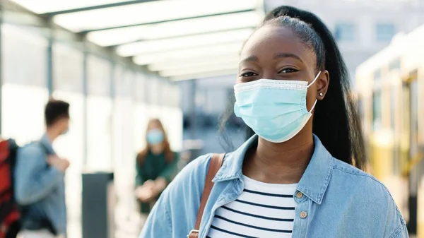 Close Ritratto Giovane Gioiosa Bella Donna Afroamericana Viaggiatore Maschera Medica — Foto Stock