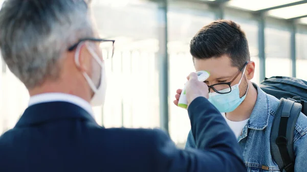 Close Caucasian Man Controller Mask Standing Outdoor Street Checking Health — Foto de Stock