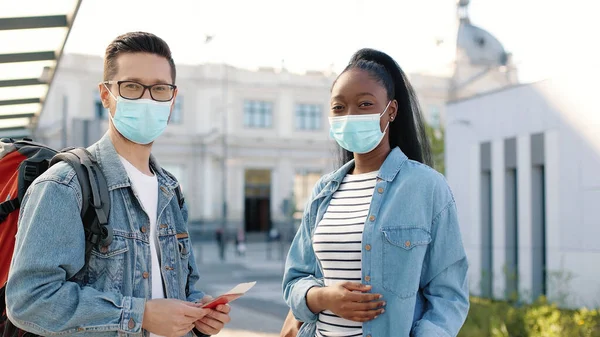 Porträt Eines Glücklichen Mannes Aus Dem Kaukasus Und Einer Hübschen — Stockfoto