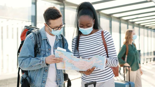 Porträt Einer Jungen Hübschen Afroamerikanischen Frau Mit Kaukasischem Aussehen Die — Stockfoto