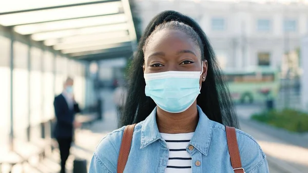 의료용 마스크를 길거리에 긍정적 기분으로 카메라를 아프리카계 관광객들 기다리고 세계적 — 스톡 사진