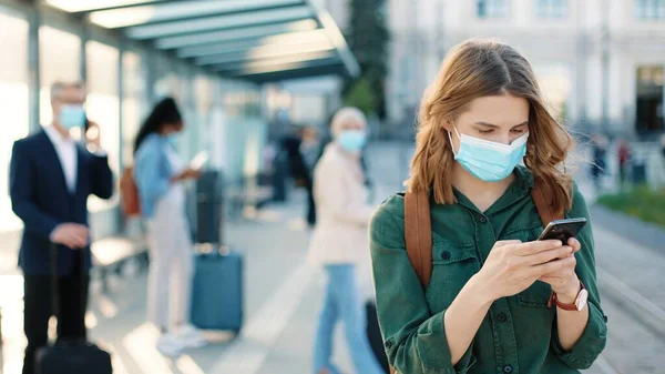 Close Caucasian Beautiful Young Woman Wearing Medical Mask Texting Smartphone — Stock Fotó