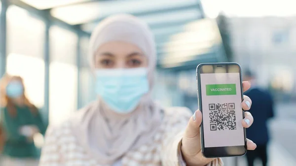 Großaufnahme Des Smartphone Bildschirms Mit Impfpass Code Muslimin Medizinischer Maske — Stockfoto