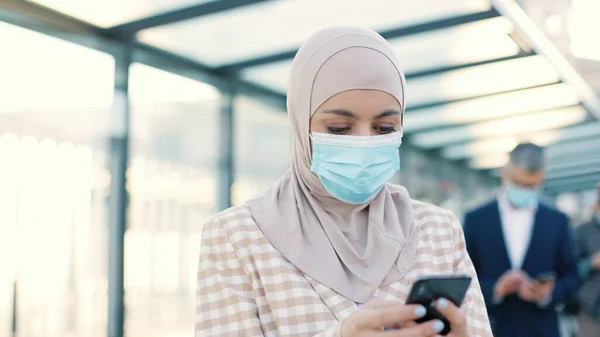 Close Muslim Pretty Concentrated Woman Medical Mask Standing Street Outdoors — Stock fotografie