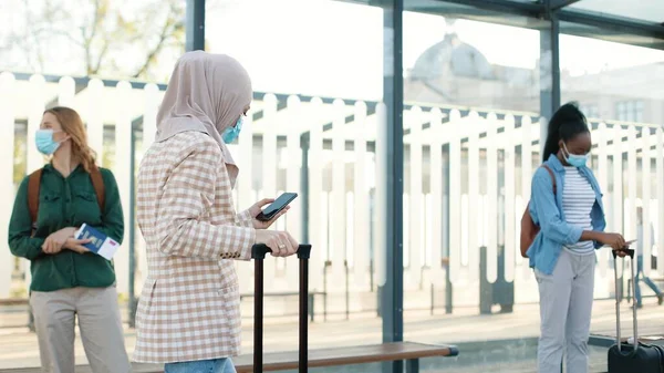 Ritratto Vista Laterale Viaggiatore Donna Musulmana Maschera Medica Con Valigia — Foto Stock