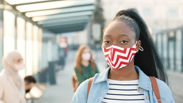 Närbild Afroamerikanska Unga Vackra Kvinna Bär Mask Ansiktet Tittar Kameran — Stockfoto