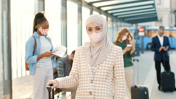 Close Muslim Young Beautiful Female Wearing Mask Face Looking Camera — Stok fotoğraf