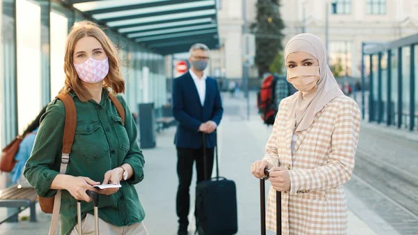 마스크를 바깥에 기분좋은 카메라를 여성들의 코로나 바이러스때문에 여행하는 친구들 — 스톡 사진